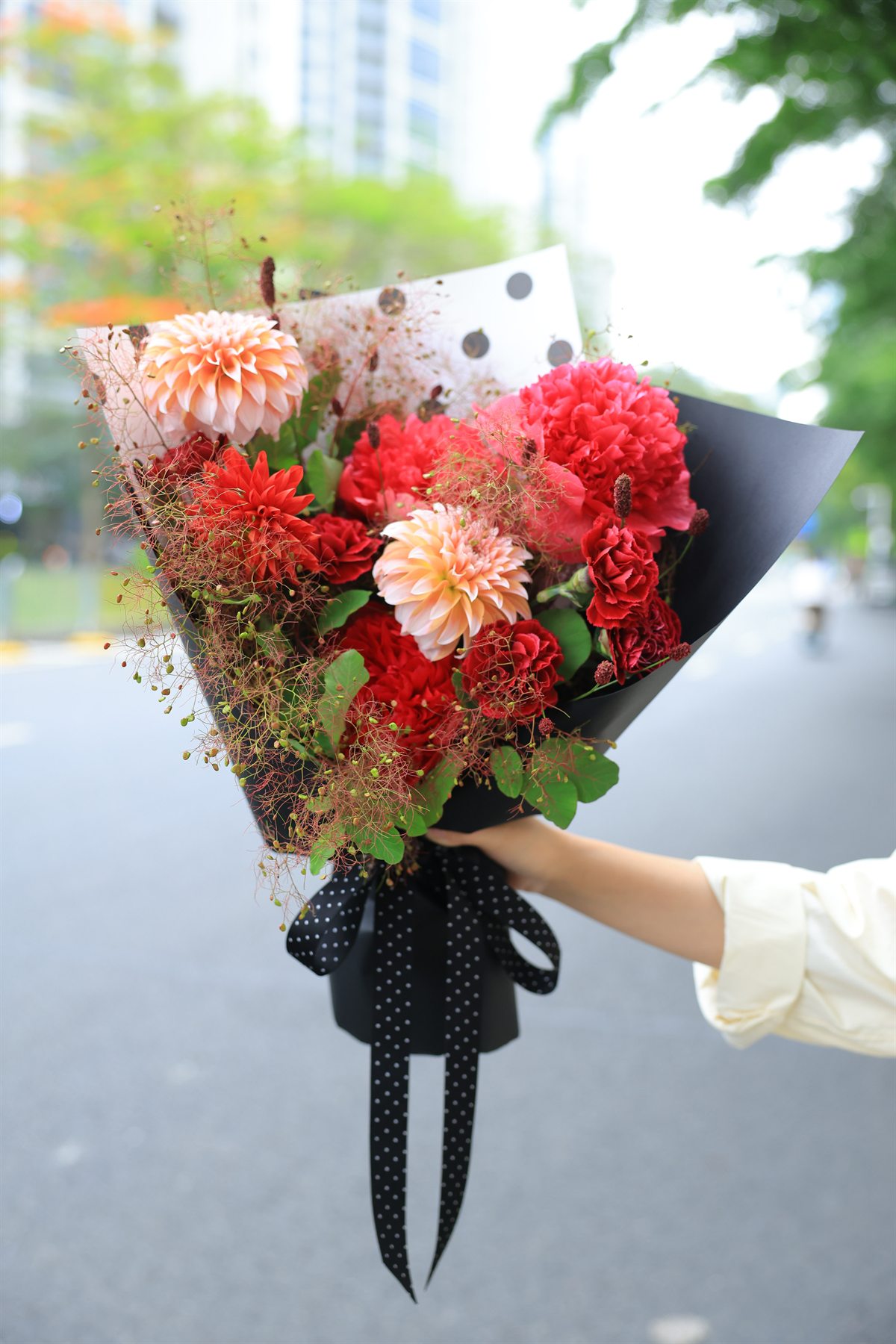 红橙手捧花