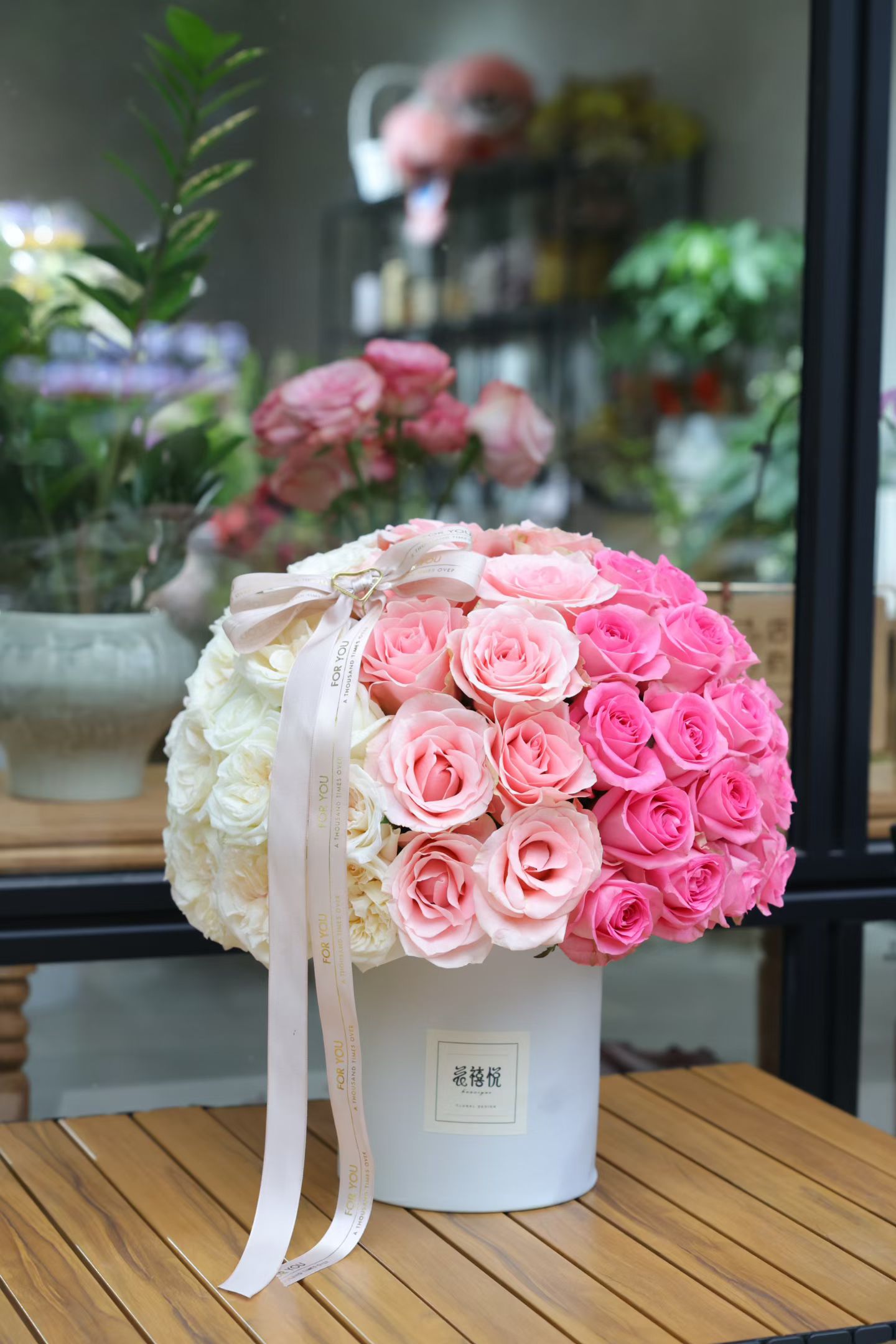粉白玫瑰花桶