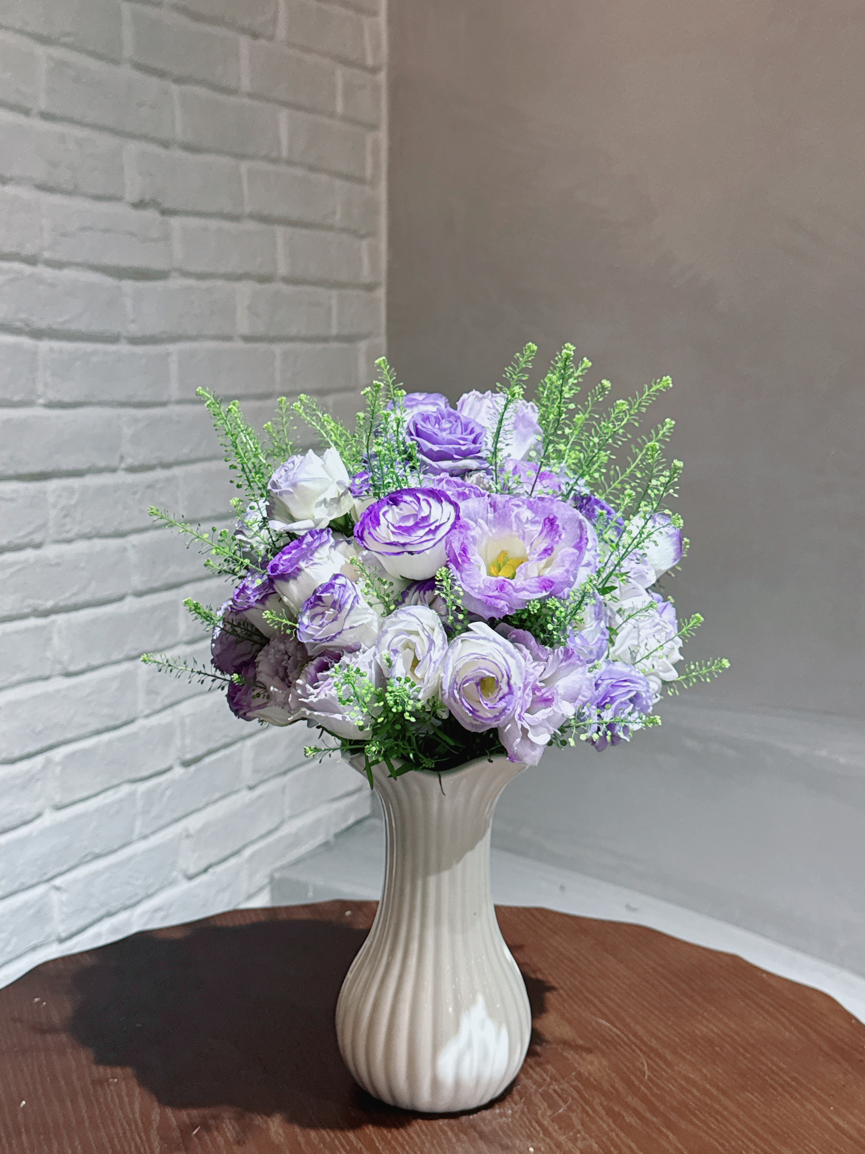 紫白瓶插花